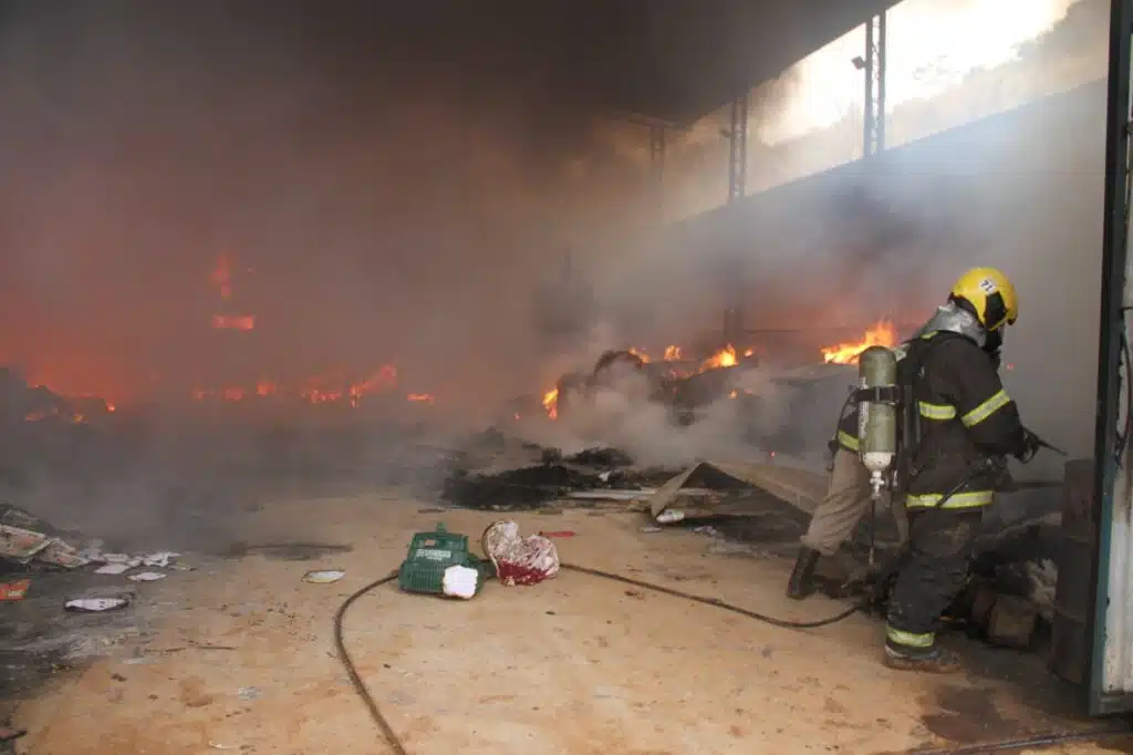 Galpão de recicláveis é totalmente destruído por incêndio em Mimoso do Sul 
