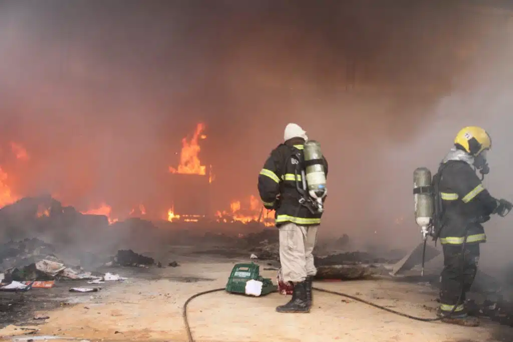 Galpão de recicláveis é totalmente destruído por incêndio em Mimoso do Sul 