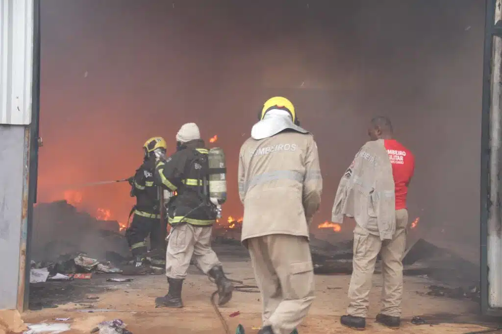 Galpão de recicláveis é totalmente destruído por incêndio em Mimoso do Sul 