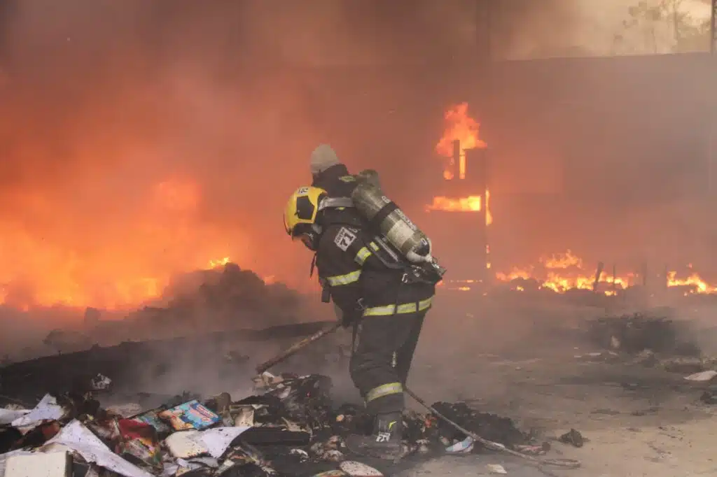 Galpão de recicláveis é totalmente destruído por incêndio em Mimoso do Sul 