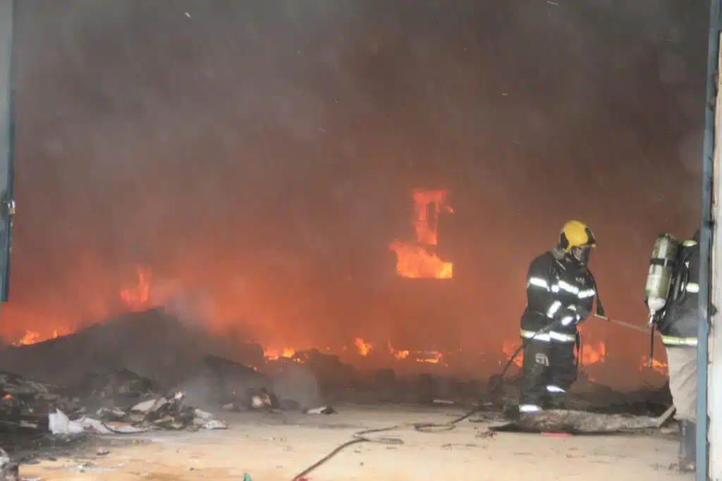 Galpão de recicláveis é totalmente destruído por incêndio em Mimoso do Sul 