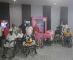 Idosos vão ao cinema e se divertem com o filme da Barbie, em Cachoeiro