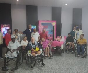 Idosos vão ao cinema e se divertem com o filme da Barbie, em Cachoeiro Lar de idosos vai assistir Barbie no Dia dos Avós