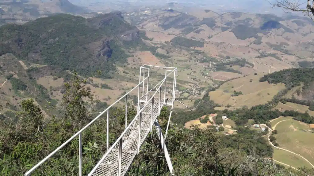 O Mirante da Pedra da Penha é um atrativo do turismo rural em Cachoeiro de Itapemirim e atrai milhares de visitantes durante o ano