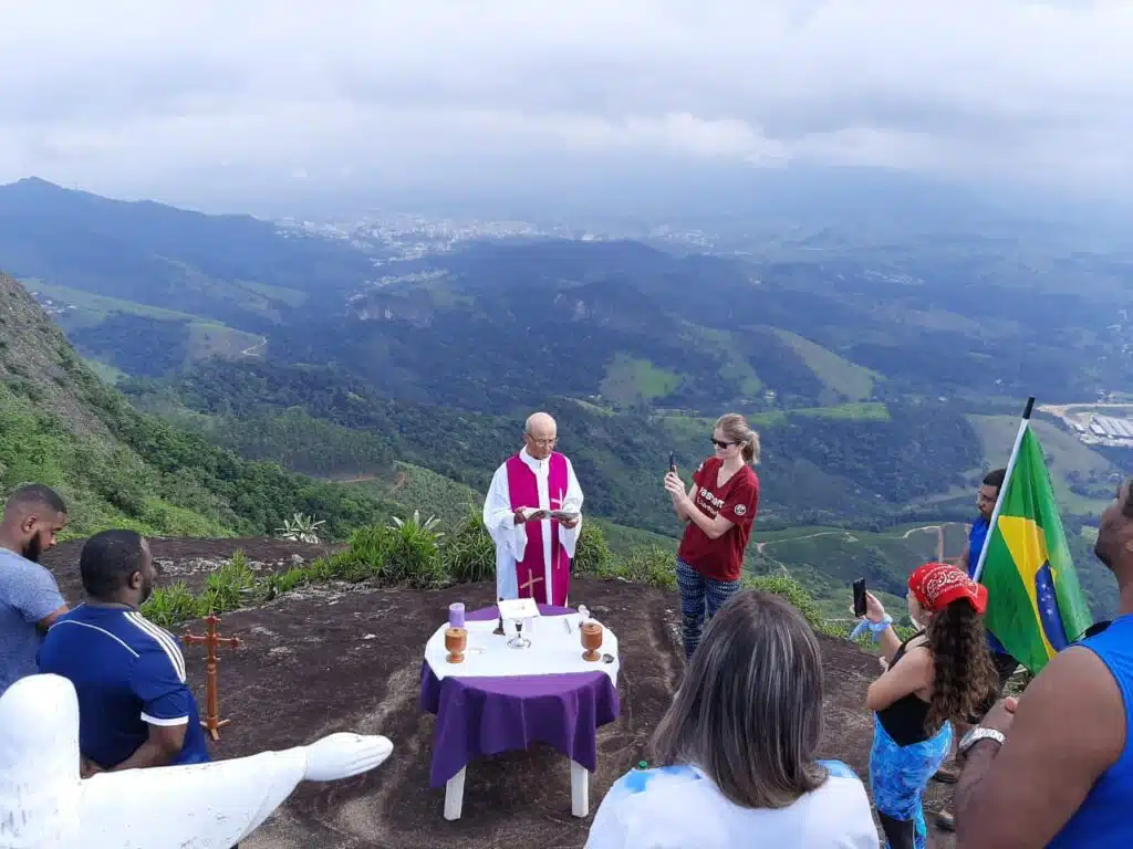 Missa celebrada no Morro do Caramba, um dos atrativos do turismo rural em Cachoeiro de Itapemirim