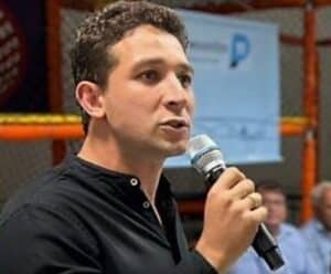 Mitter busca diálogo para unir oposição em Jerônimo Monteiro Foto mostra o ex-vereador de Jerônimo Monteiro Mitter Mayer falando ao microfone e quer unir a oposição