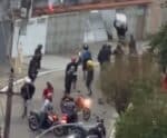 VÍDEO | Homem dá tapa na cara de entregador e motoboys revidam