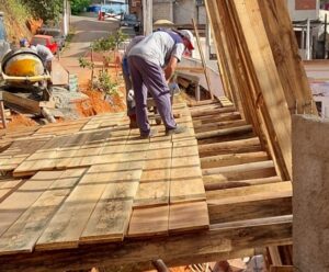 Rua no bairro Zumbi vai ganhar três muros de contenção Obra para estabilizar via vai garantir mais segurança a moradores da região