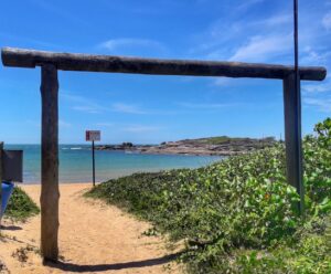 Jovem acusada de cortar a barriga do namorado no ES é absolvida pela Justiça Praia do Ermitão
