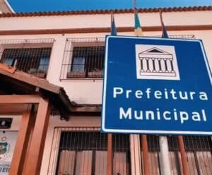 Foto mostra parte da fachada da Prefeitura de Muniz Freire onde a oposição busca consolidar bloco
