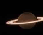 Imagem de Saturno com os anéis brilhantes é captada por telescópio