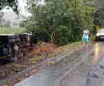 Caminhão carregado com eletrodomésticos tomba na BR-101 em Mimoso
