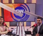 Teto do cenário da CNN Brasil desaba ao vivo e atinge apresentadores