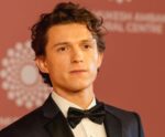 Tom Holland relata luta contra alcoolismo: “Só conseguia pensar era beber”