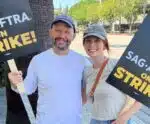 Atores de ‘Two and a Half Men’ se reencontram em protesto nos EUA