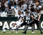 Botafogo bate Vasco no Engenhão e mantém a liderança do Brasileirão