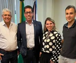 Deputado garante manutenção de especialidades médicas em Brejetuba Marcelo Santos ao lado de representantes de Brejetuba