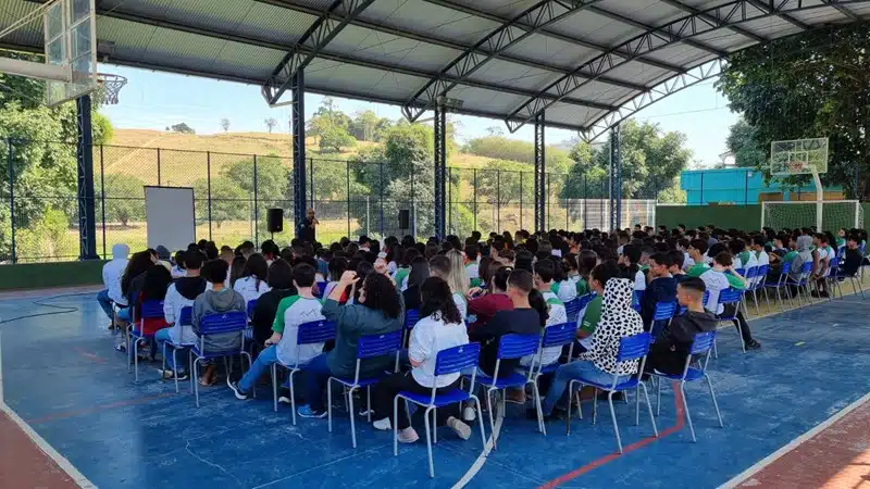 PC visita escolas em Cachoeiro, Guaçuí e Apiacá e ministra palestras para alunos