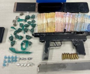 PM apreende submetralhadora com carregador alongado e drogas no ES