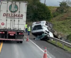 Motorista de Cachoeiro dorme ao volante e sofre acidente na Serra Motorista de Cachoeiro dorme ao volante e sofre acidente na Serra
