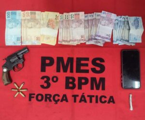 Homem é preso com arma de fogo e drogas em Alegre