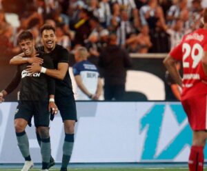 Botafogo vence Bragantino e continua disparada na liderança em noite de festa para Caçapa