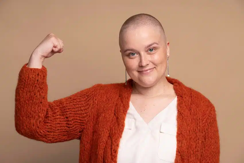 A foto mostra uma mulher lutando contra câncer