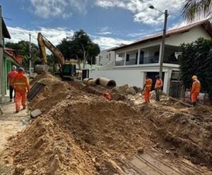 Drenagem e pavimentação avançam em balneário de Castelhanos Obras em Balneário Castelhanos