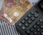 Agência de viagens indeniza cliente por atraso no estorno após cancelamento