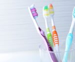 Alerta: sua escova de dentes é um perigo para a sua saúde