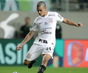 jogador chutando a bola