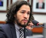Justiça manda Jean Wyllys apagar posts contra empresário bolsonarista
