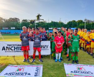 Copa Nacional São José de Anchieta segue até próximo sábado (22) Jogadores que participaram da abertura realizada no dia 16, estão de uniforme e posam para a foto em time.