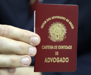 “Proibir jovens advogados de atuarem é ilegal e absurdo”, critica Erica Neves