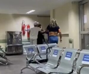 pai e filha agridem médica em hospital no Rio