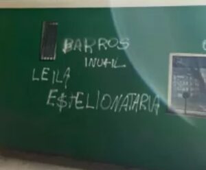Torcida do Palmeiras picha muros do Allianz e pendura faixa em protesto contra Leila Pereira