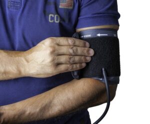 Chegamos ao meio do ano: os cuidados com a saúde estão em dia? braço com aparelho de pressão