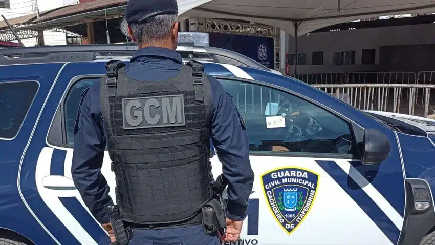 Viatura com guarda civil municipal de costas na frente