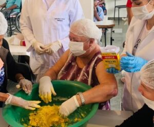 Idosos de Cachoeiro participam de oficinas de culinária em Instituições de Longa Permanência Idosos de Cachoeiro participam de oficinas de culinária
