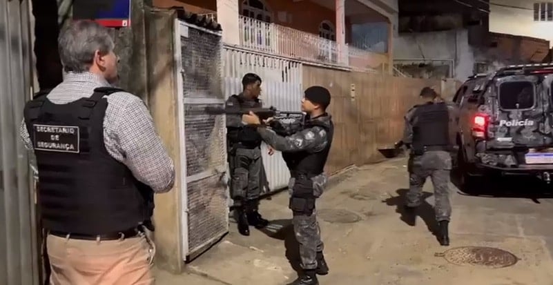 Polícia Militar em confronto com o complexo da Penha