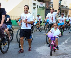 Quase 300 ciclistas foram às ruas de Cachoeiro comemorar o Dia dos Pais