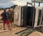 VÍDEO | Caminhão carregado com toras de madeira tomba em Cachoeiro