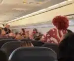 VÍDEO | Alcione canta dentro de avião em voo atrasado