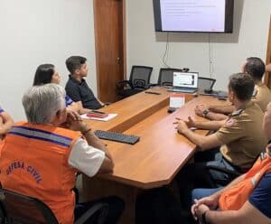 Muniz Freire discute instalação de Posto Avançado dos Bombeiros Foto mostra sala durante reunião da Defesa Civil de Muniz Freire com comando dos Bombeiros sobre instalação de Posto Avançado