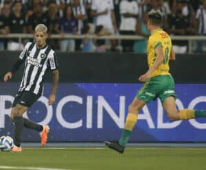 Botafogo empata com Defensa y Justicia e decidirá vaga na Argentina Jogadores disputando bola