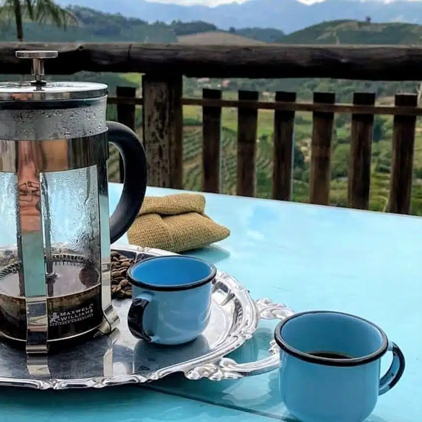 Foto de café servido em varanda em atrativo do turismo em Iúna