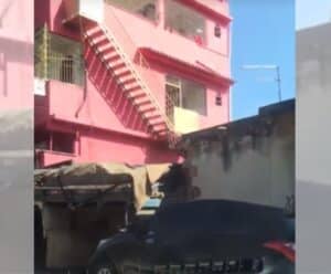 VÍDEO | Caminhão “falha” na subida e colide com carro e casa em Cachoeiro Caminhão