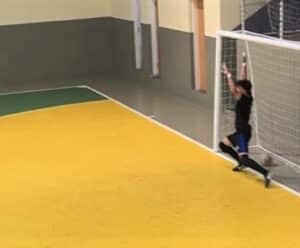 VAR: gol confirmado por vídeo dá título a equipe de Iúna Foto mostra bola batendo dentro de gol, o que foi confirmado por vídeo, em disputa de pênaltis na final do futsal nos Jogos da Rede