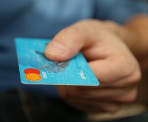 Endividamento cai pelo 2º mês seguido, mas inadimplência preocupa Cartão de crédito