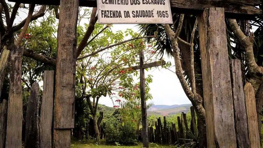 Foto da entrada do Cemitério dos Escravos atrativo do turismo em Iúna